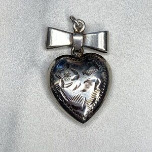 Sterling silver engraved puffy heart with a bow 925‎ antique vintage